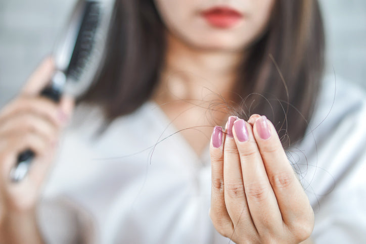 CHUTE DE CHEVEUX EN AUTOMNE : POURQUOI ELLE ARRIVE ET COMMENT L'ACCOMPAGNER EN DOUCEUR.